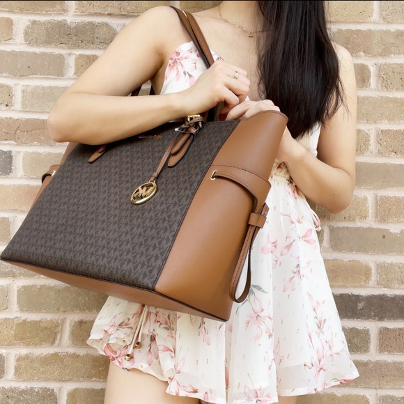 Michael Kors Gilly Large Jet Set Travel Drawstring Tote Brown MK Signature - Picture 6 of 6